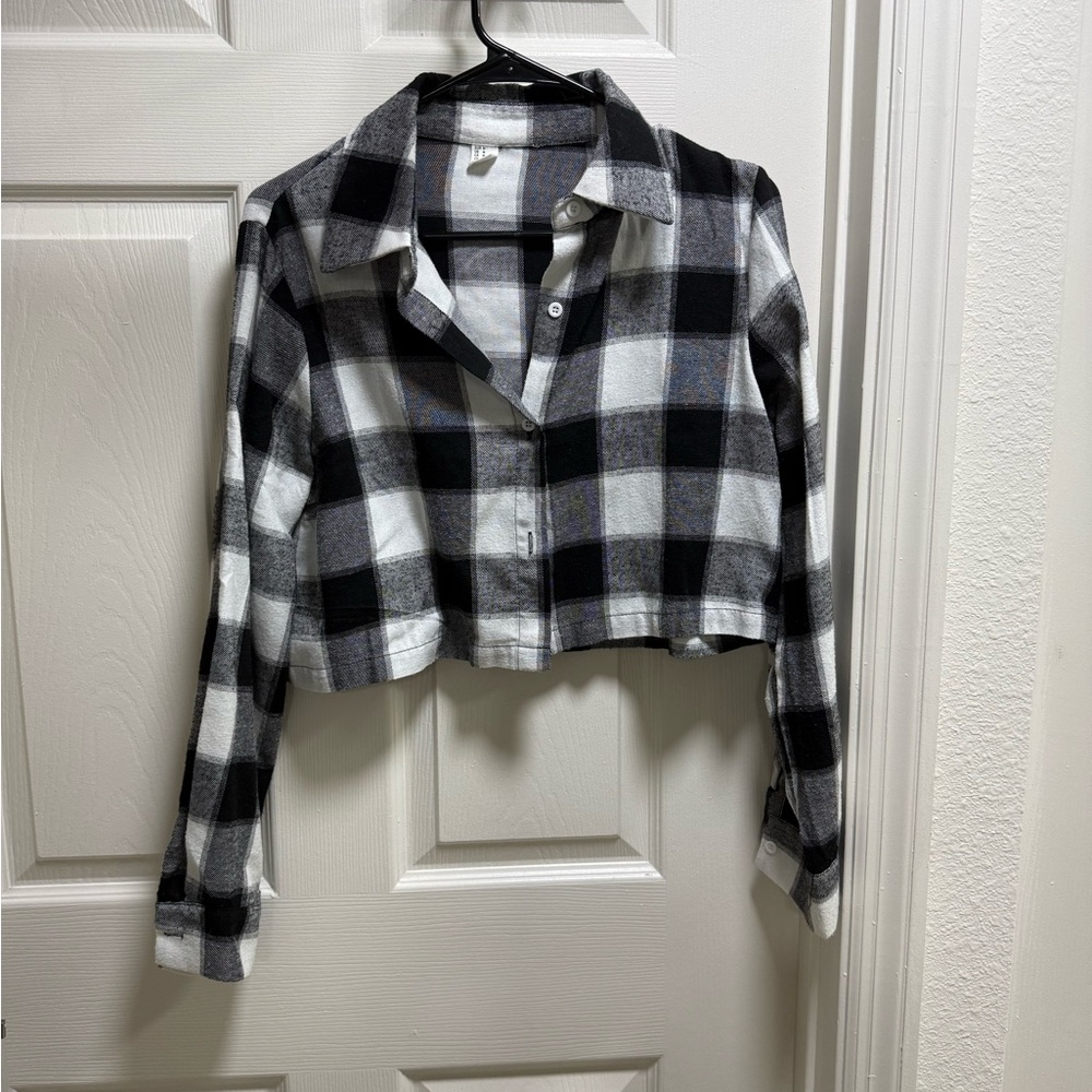 Cropped Plaid Flannel Button-Up Shirt – Black, White & Gray – Size M